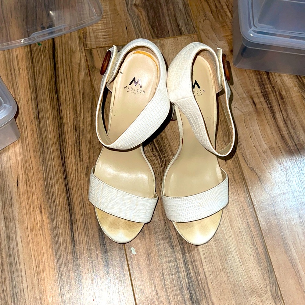 The white snake shoe